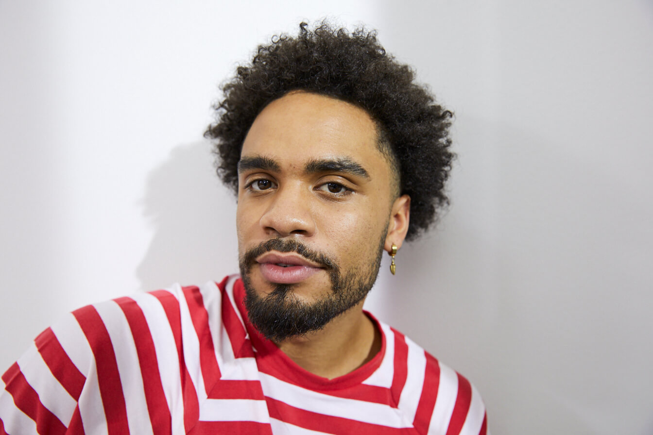 Ein junger Mann blickt direkt nach vorne.