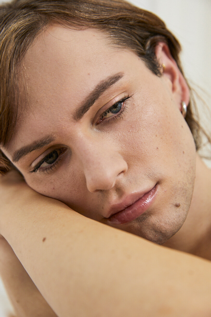 Das Bild zeigt eine Person, die nachdenklich zur Seite schaut.