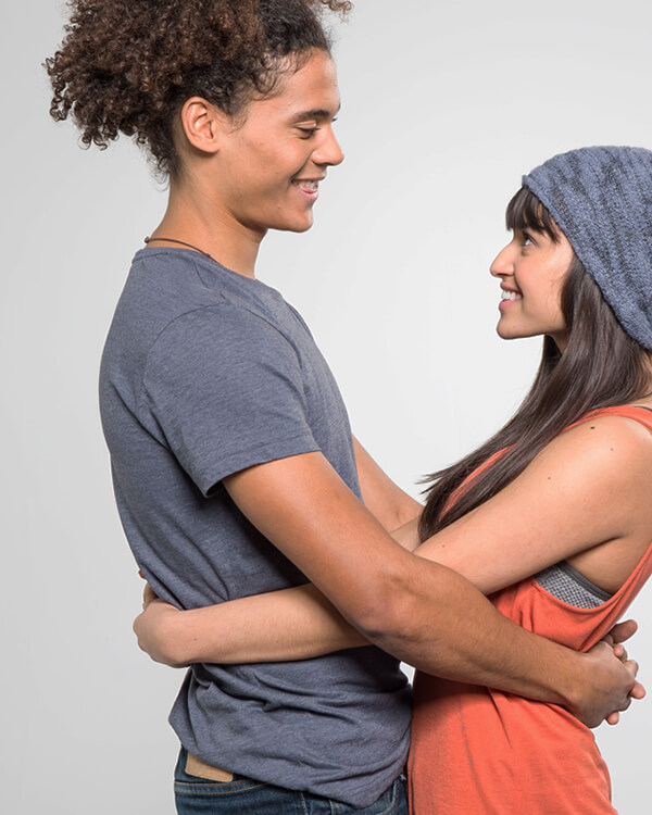 Pärchen hält sich in den Armen