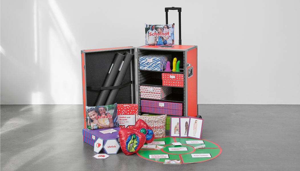 Der geöffnete Materialkoffer von »LIEBESLEBEN – Das Mitmach-Projekt« zeigt die enthaltenen Materialien der verschiedenen Themenmodule.