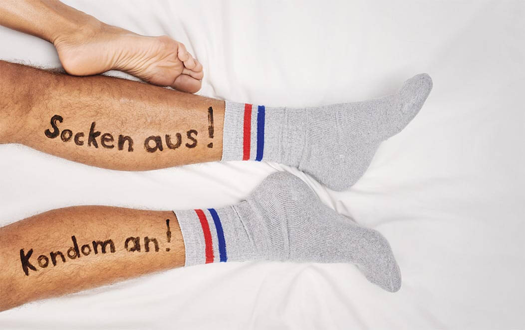 Zwei Unterschenkel mit Socken und dem Text 